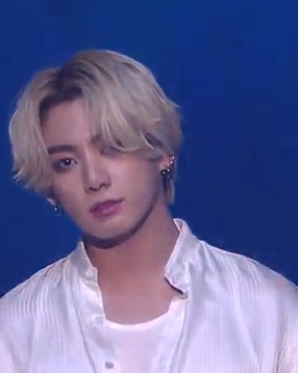 Featured image of post Jungkook Blond Hair Gif 2021